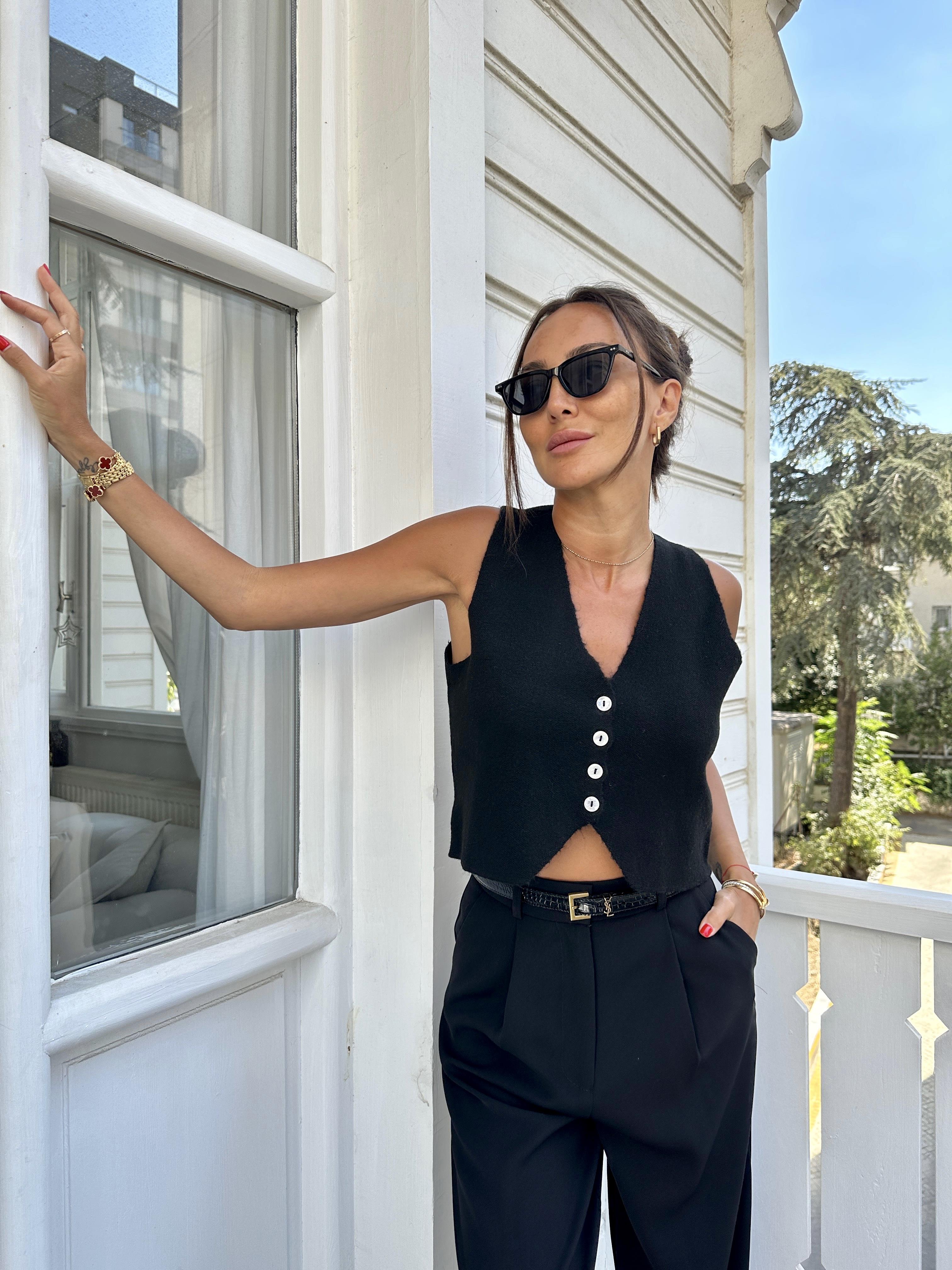 Siyah V Yaka Sedef Düğmeli Yelek