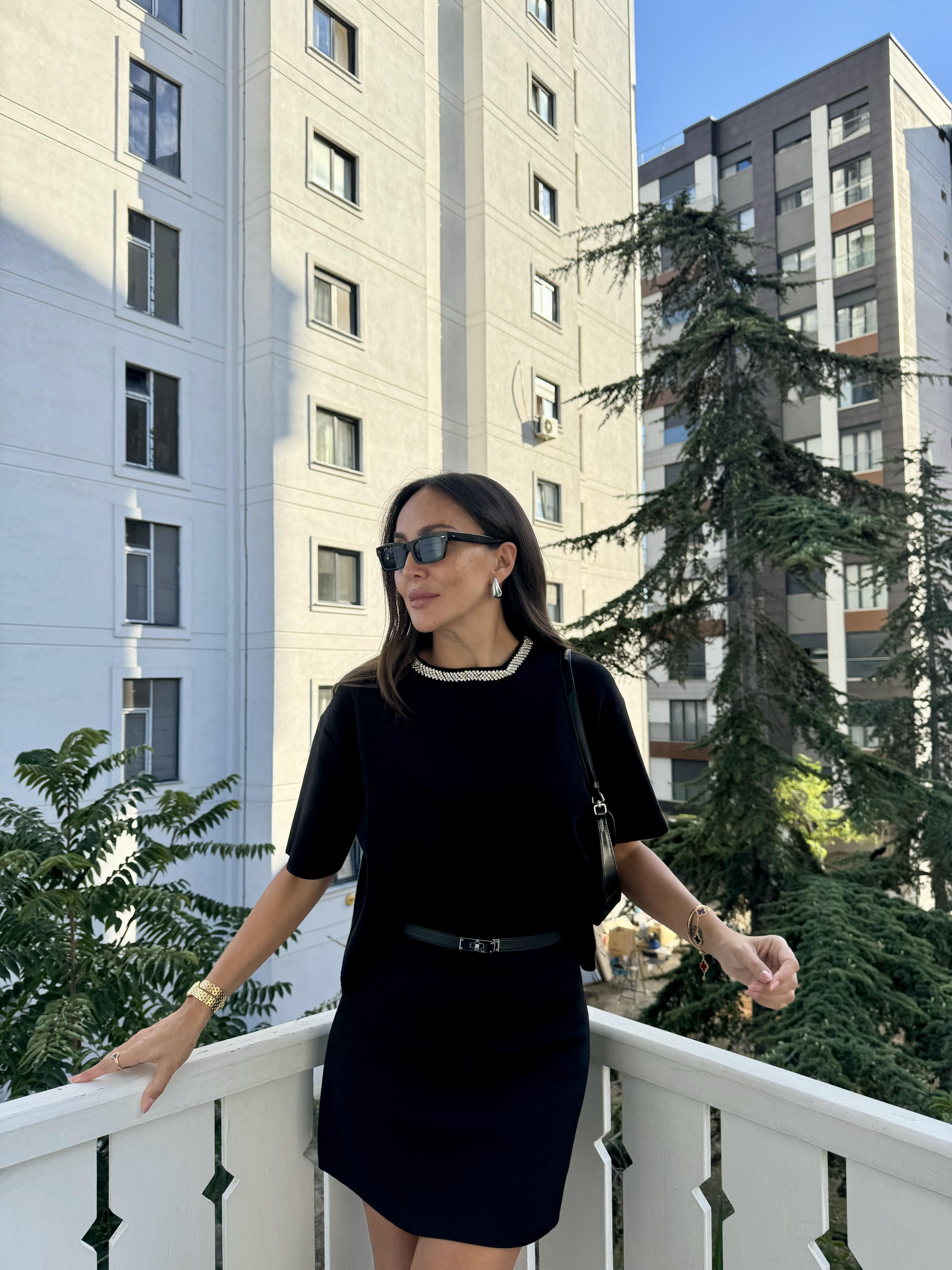 Siyah Yaka Taş İşlemeli Yumuşak Doku Triko