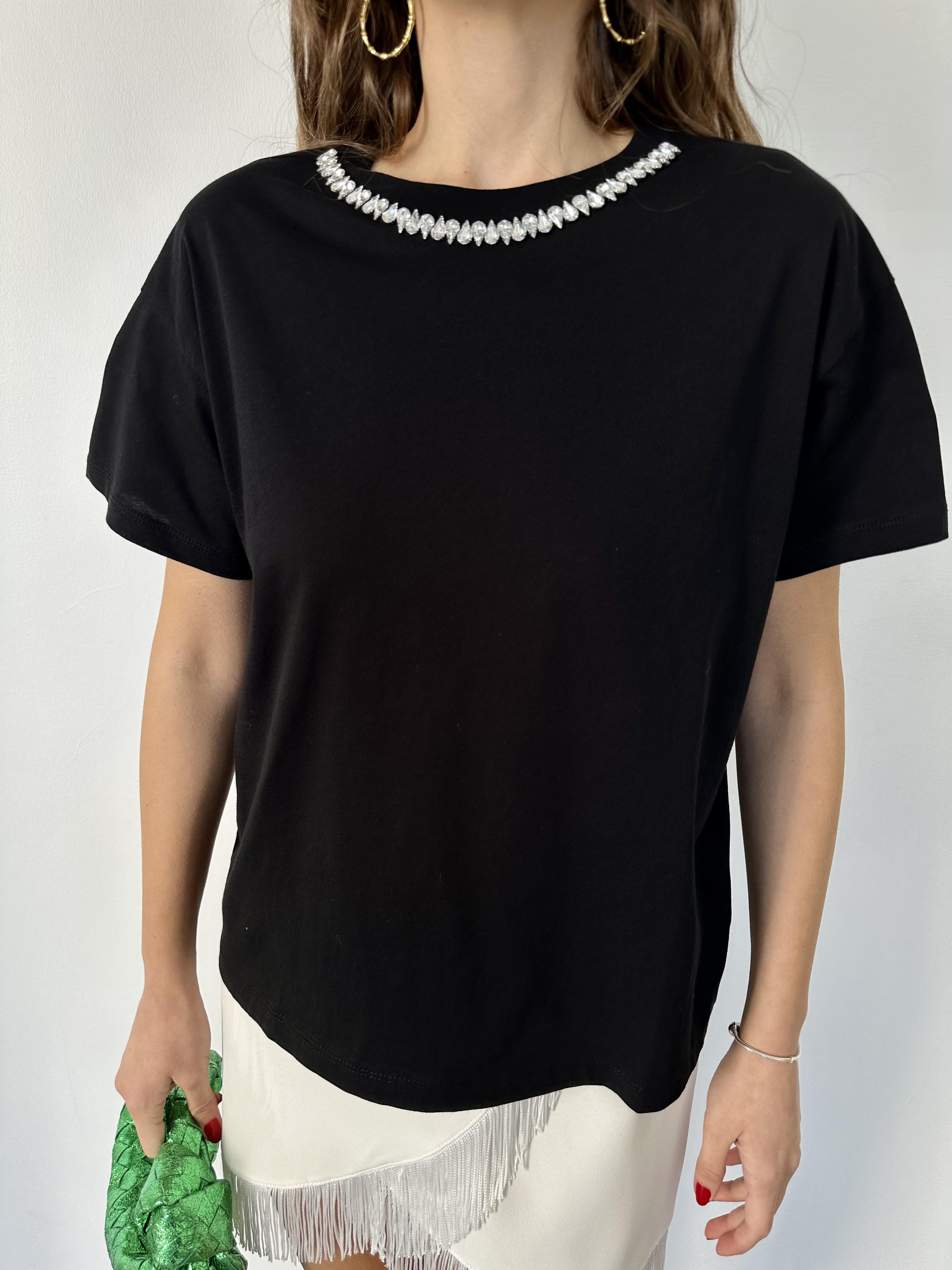 Siyah Yakası Taşlı Tişört