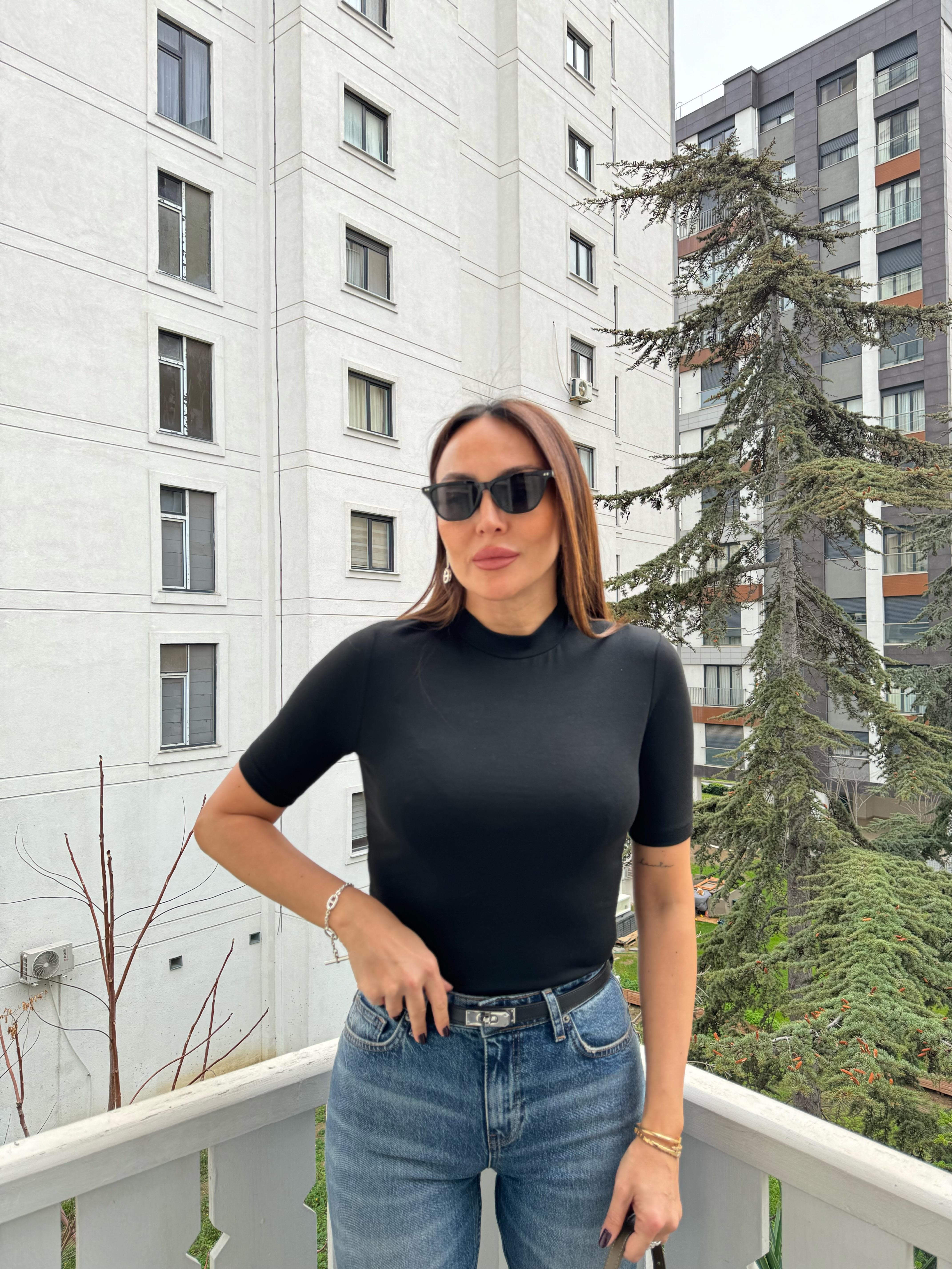 Siyah Yüksek Yakalı Bluz