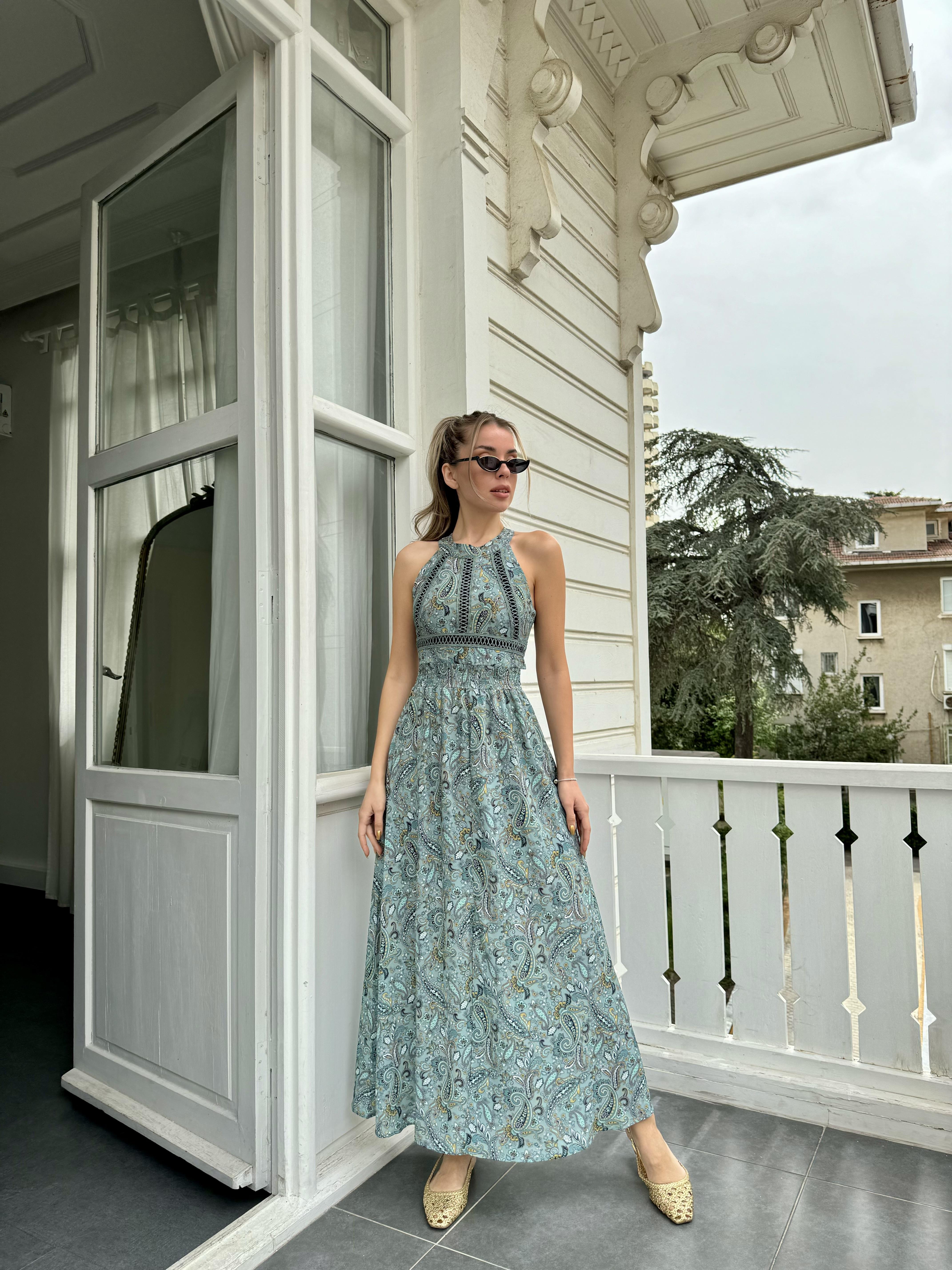 Yeşil Şal Desen Sırt Dekolte Yırtmaçlı Elbise