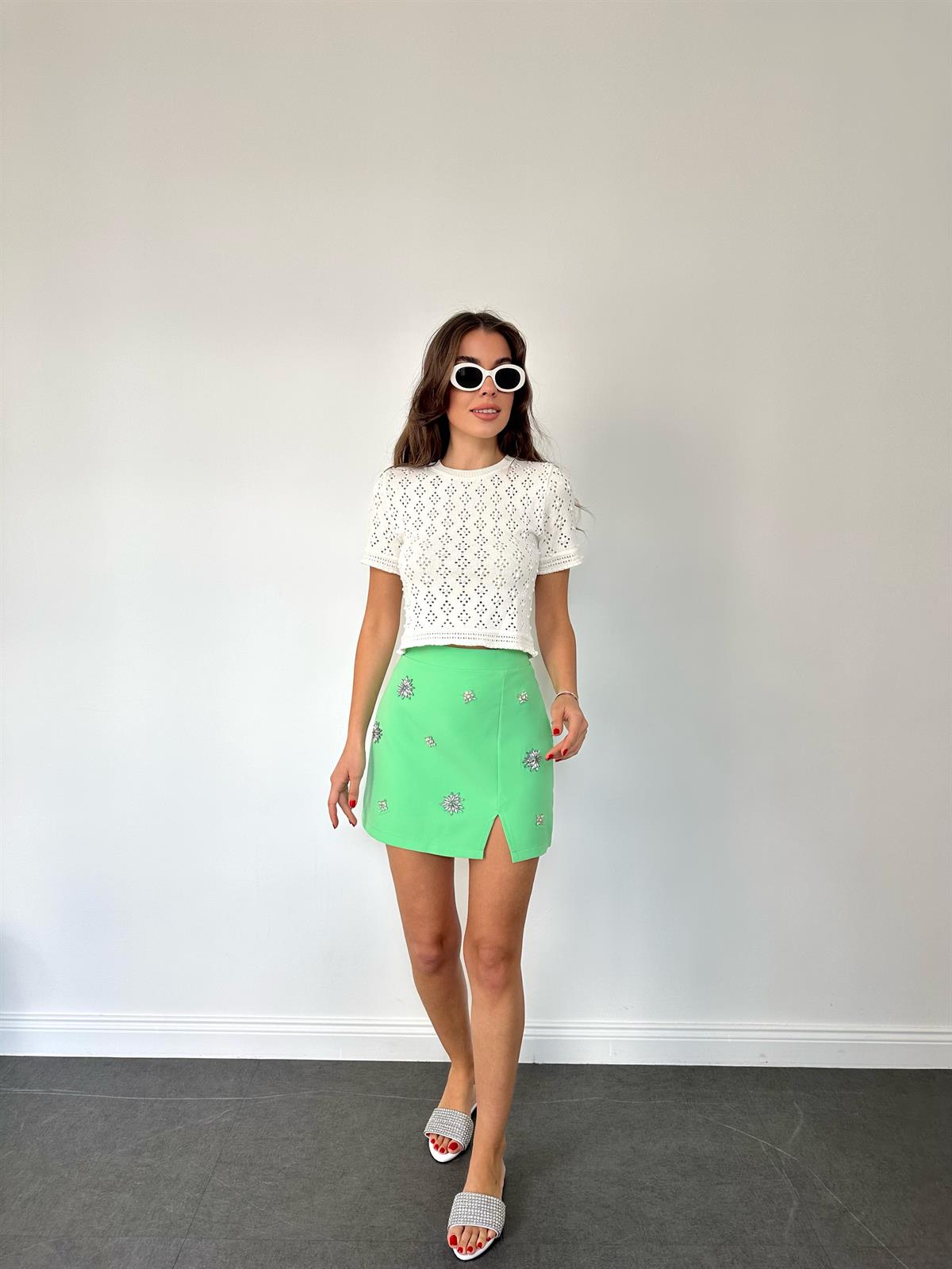 Yeşil Yırtmaç Detaylı Taşlı Etek