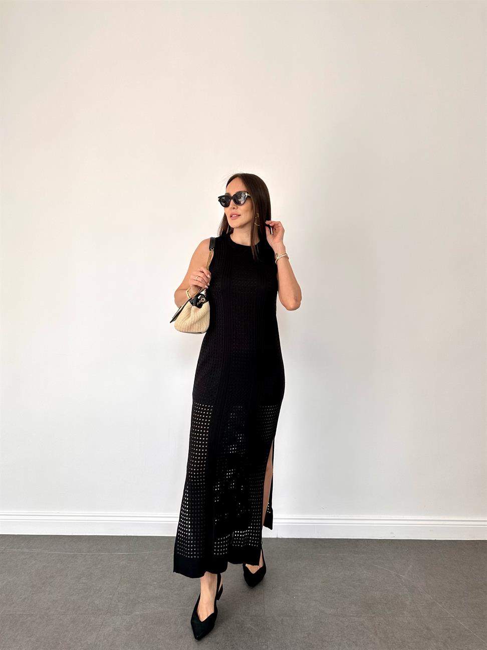 Siyah Delikli Yırtmaçlı Triko Elbise - Bolesa Suadiye