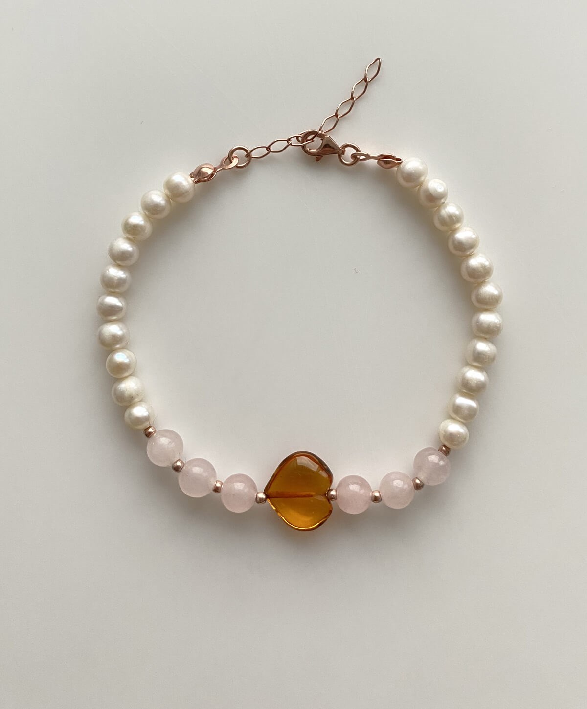 İnci Quartz Taşlı Kalpli Karamel Rengi Kehribar Bileklik