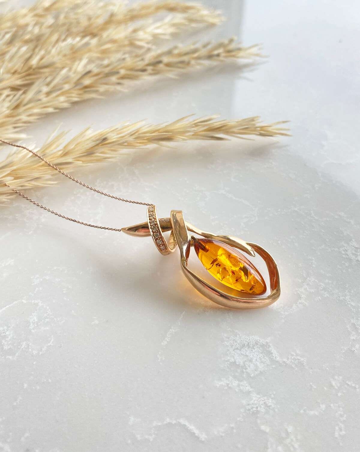 Sultanım Serisi Pırlantalı Altın Burgu Kehribar Kolye