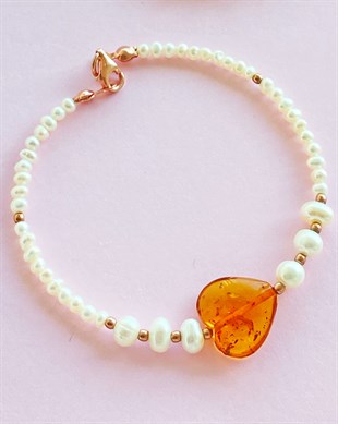 İnci Taşlı Kalpli Karamel Rengi Kehribar Bileklik