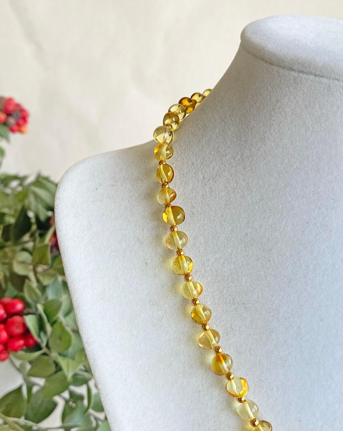 925 Ayar Gümüş Top Detaylı Bal Rengi Kehribar Kolye