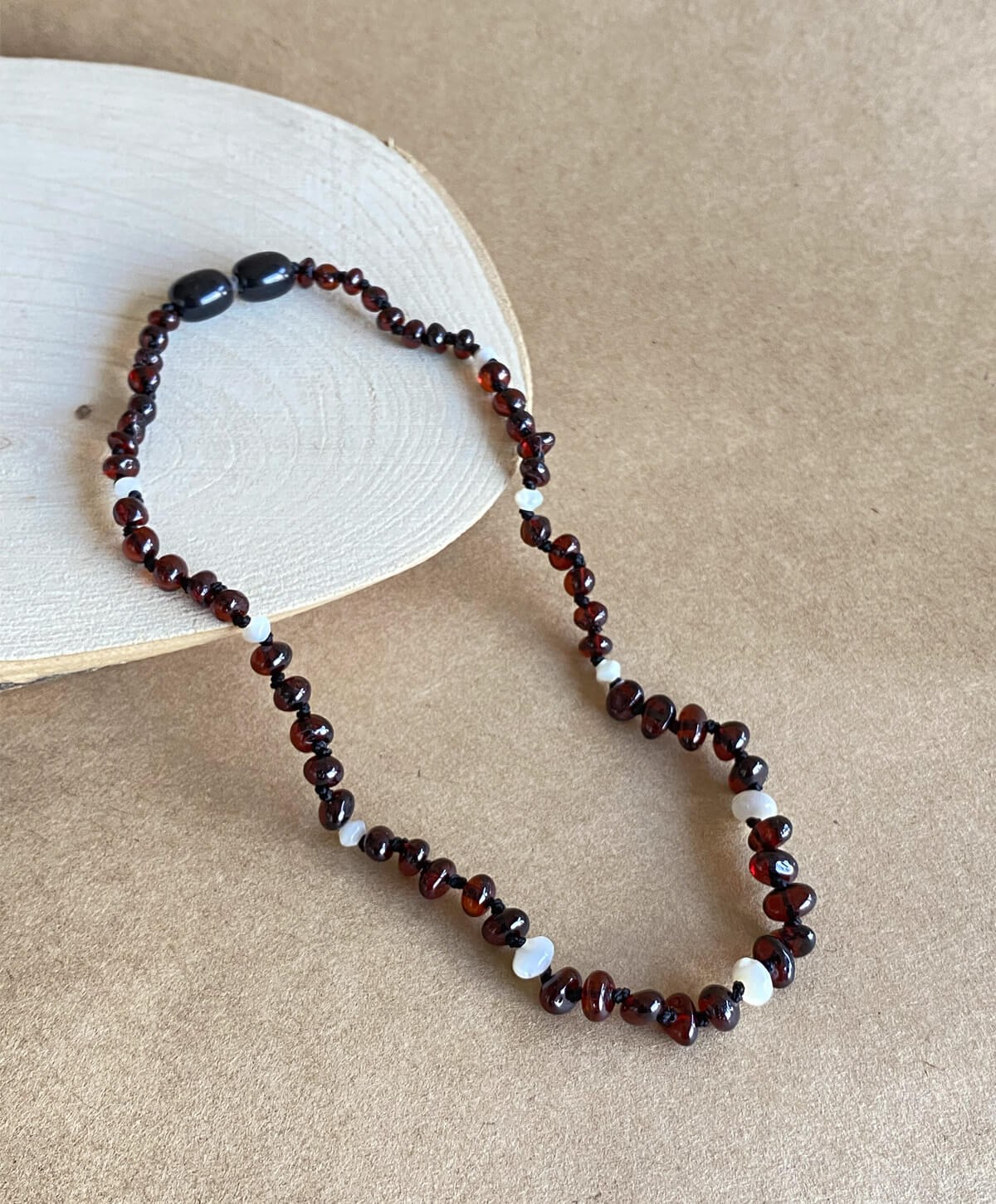 İnci Taşlı Vişne Rengi Kehribar Kolye