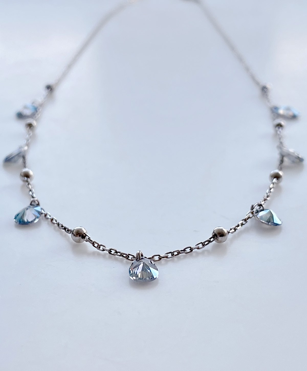 Siyah Taşlı Top Detaylı Gümüş Kolye