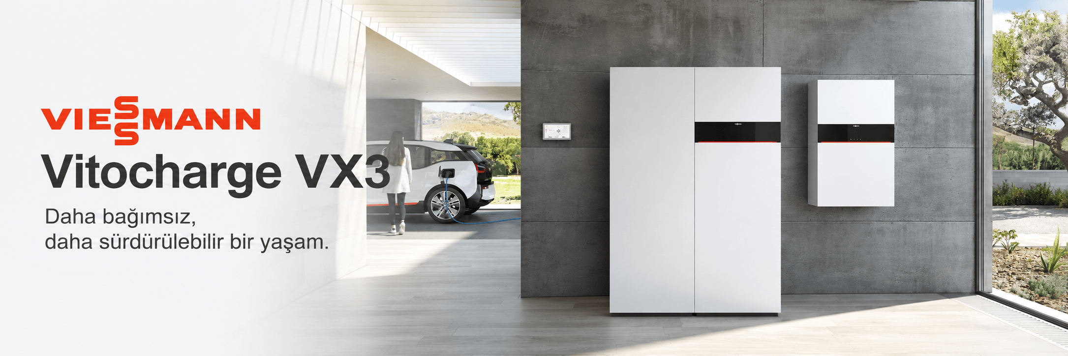 Viessmann Vitocharge VX3 enerji depolama sistemi, modern bir evde elektrikli araç ve enerji yönetimi çözümleriyle birlikte.