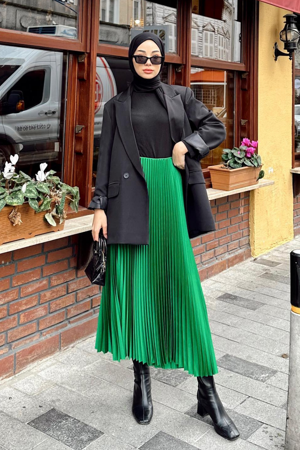 Saten Görünümlü Pileli Etek Zümrüt Yeşili
