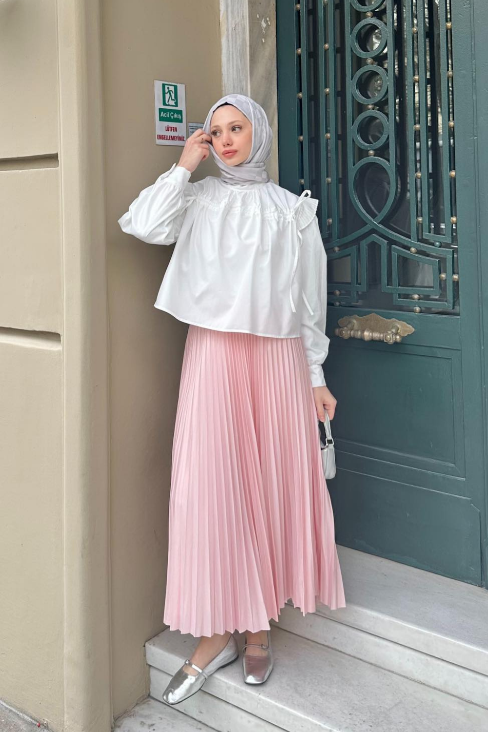 KOL VOLANI PİLİSELİ BLUZ BEYAZ