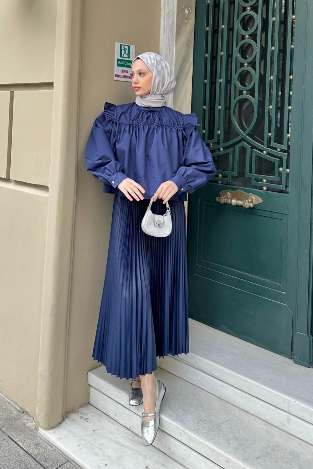 KOL VOLANI PİLİSELİ BLUZ LACİVERT