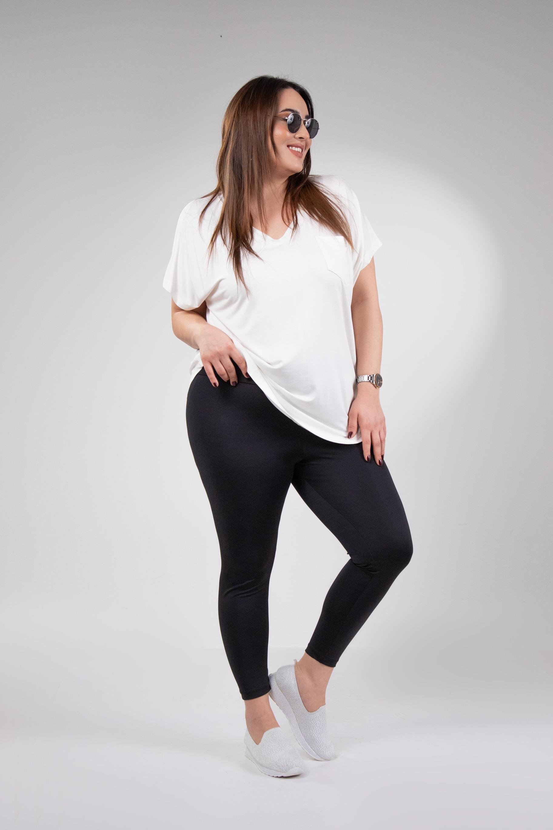 Dachadagi yalangoch ayolning erotik fotosurati Katya Naxodka shahridagi hojatxonada emmoqda.