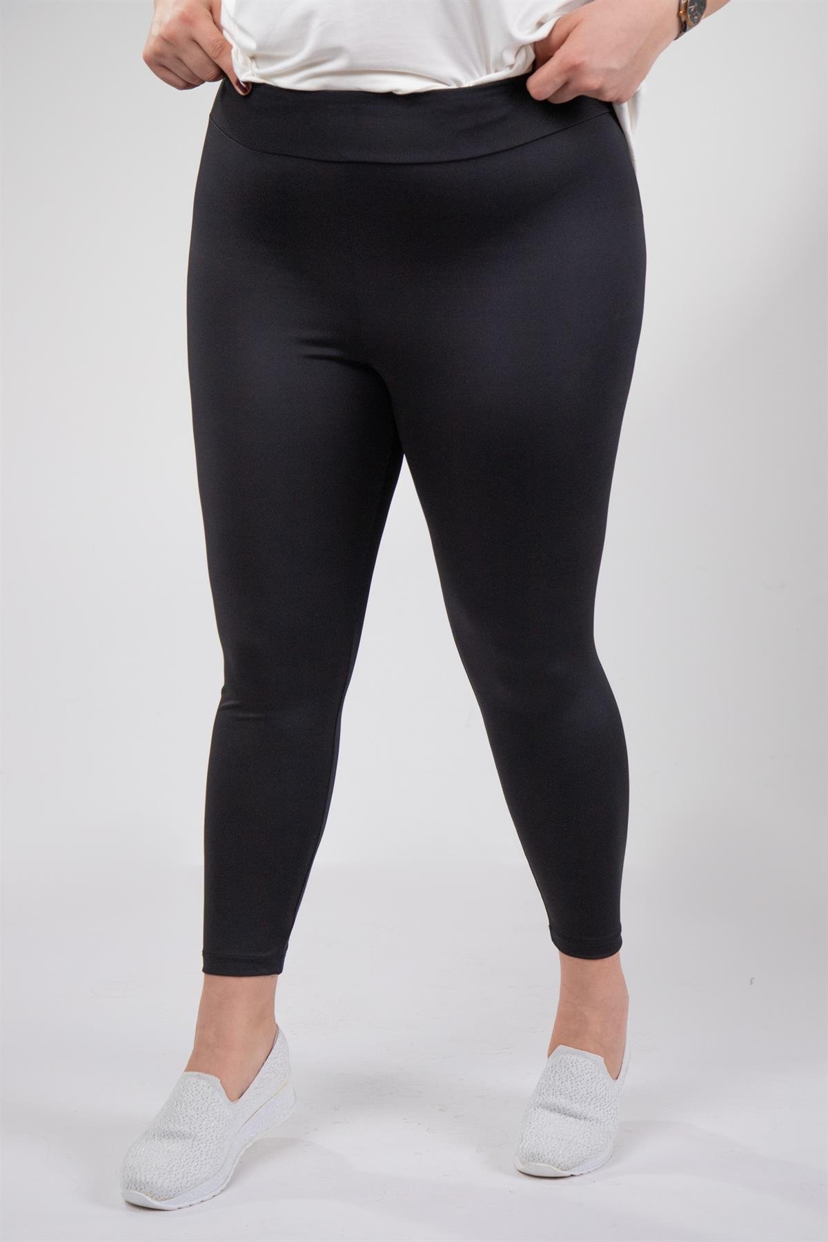 Xotin uyda tayt kiygan