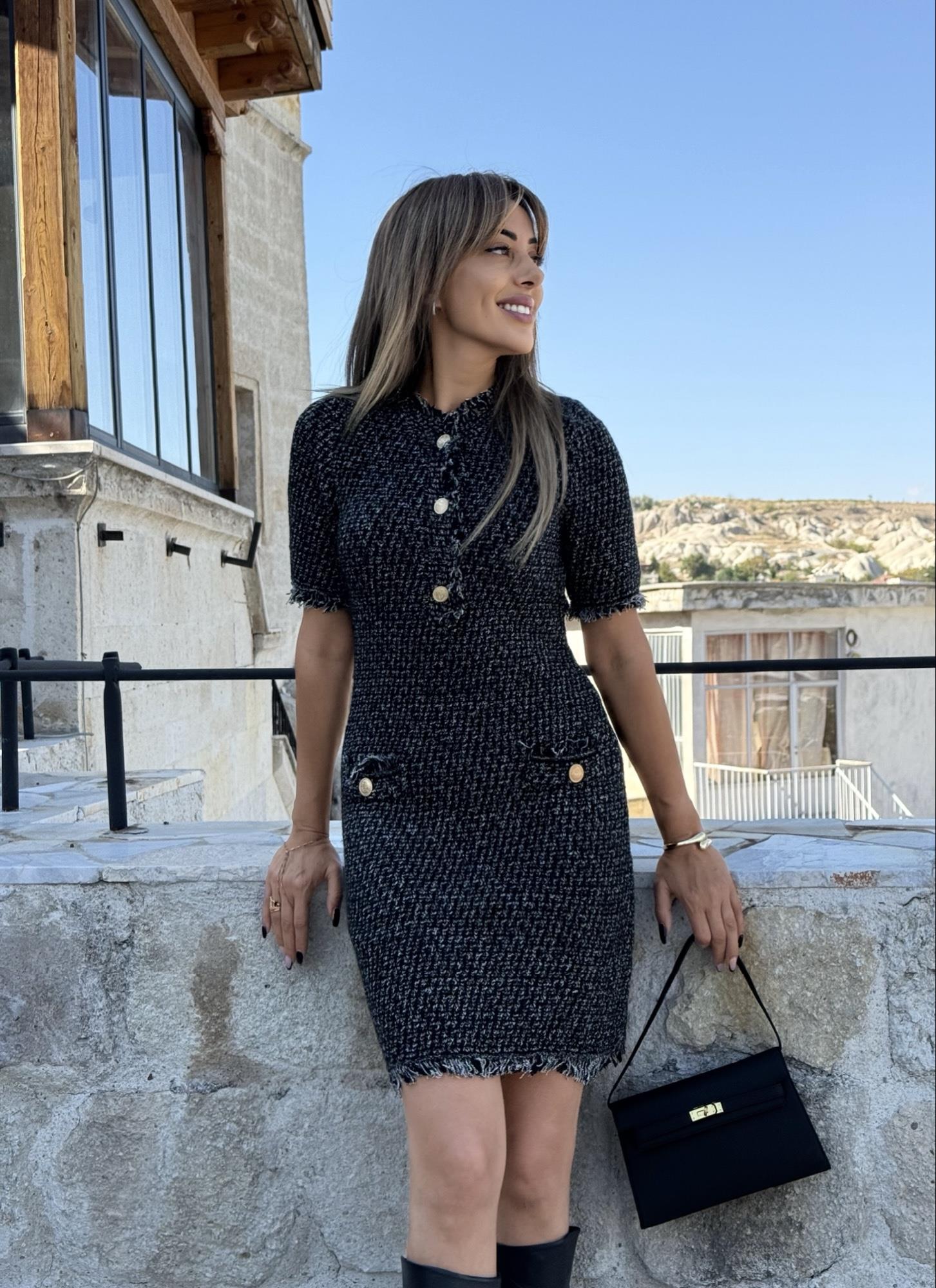 Gold Düğmeli Siyah Tüvit Triko ElbiseYeni Gelenler ModayGold Düğmeli Siyah Tüvit Triko Elbise