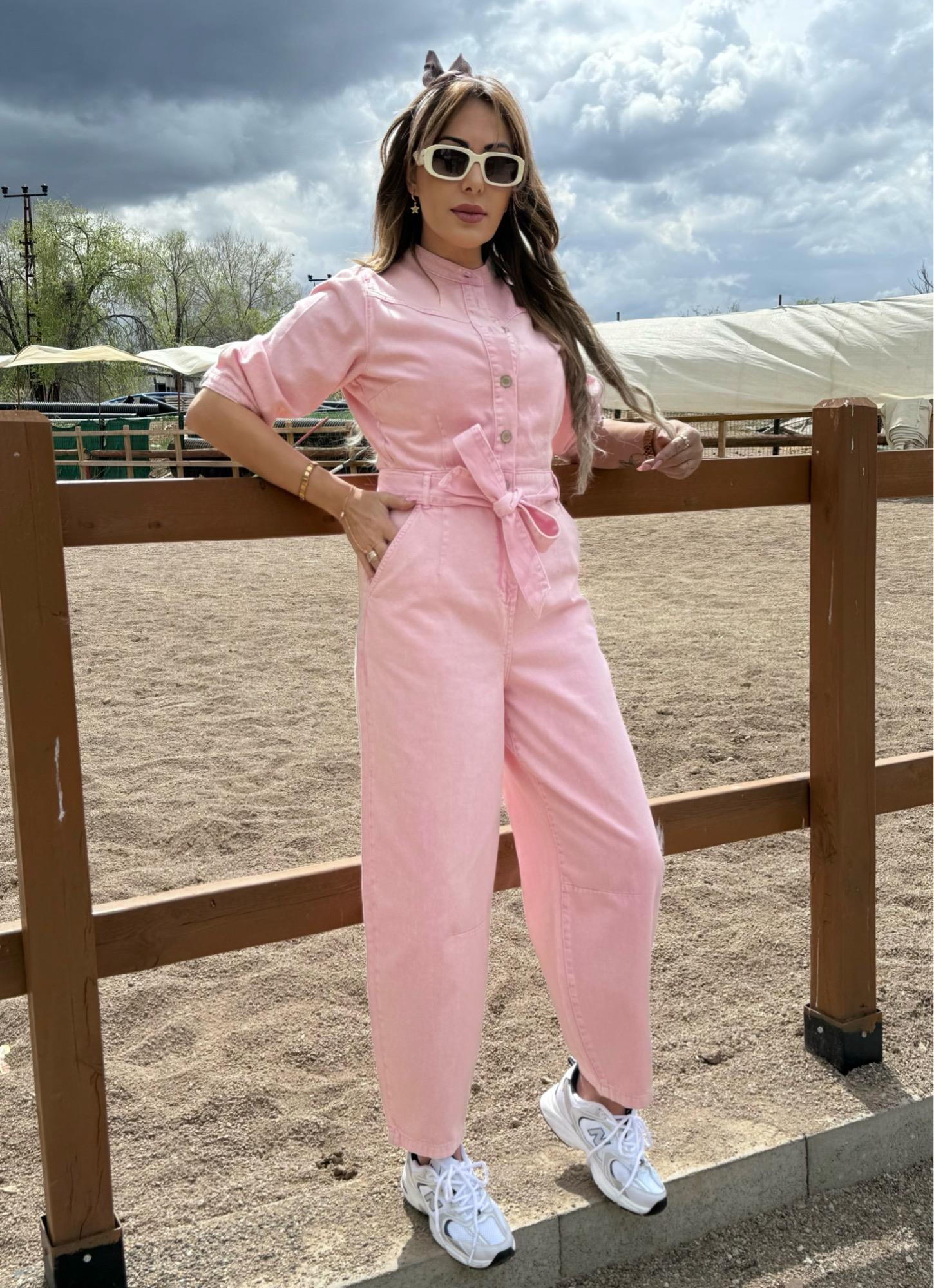 Dik Yaka Pembe Denim TulumYeni Gelenler ModayDik Yaka Pembe Denim Tulum