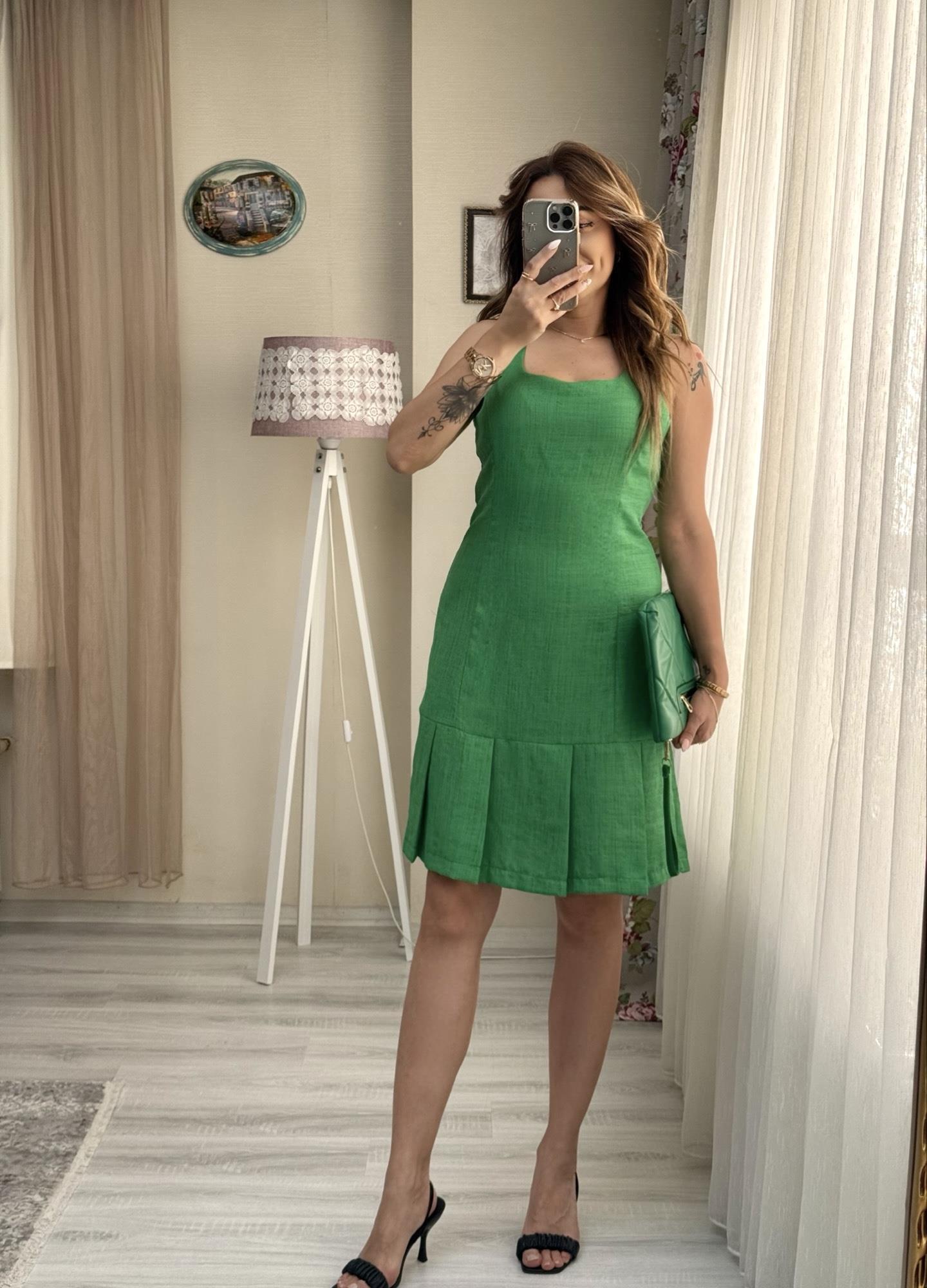 Kare Yaka Pileli Yeşil Keten ElbiseYeni Gelenler ModayKare Yaka Pileli Yeşil Keten Elbise