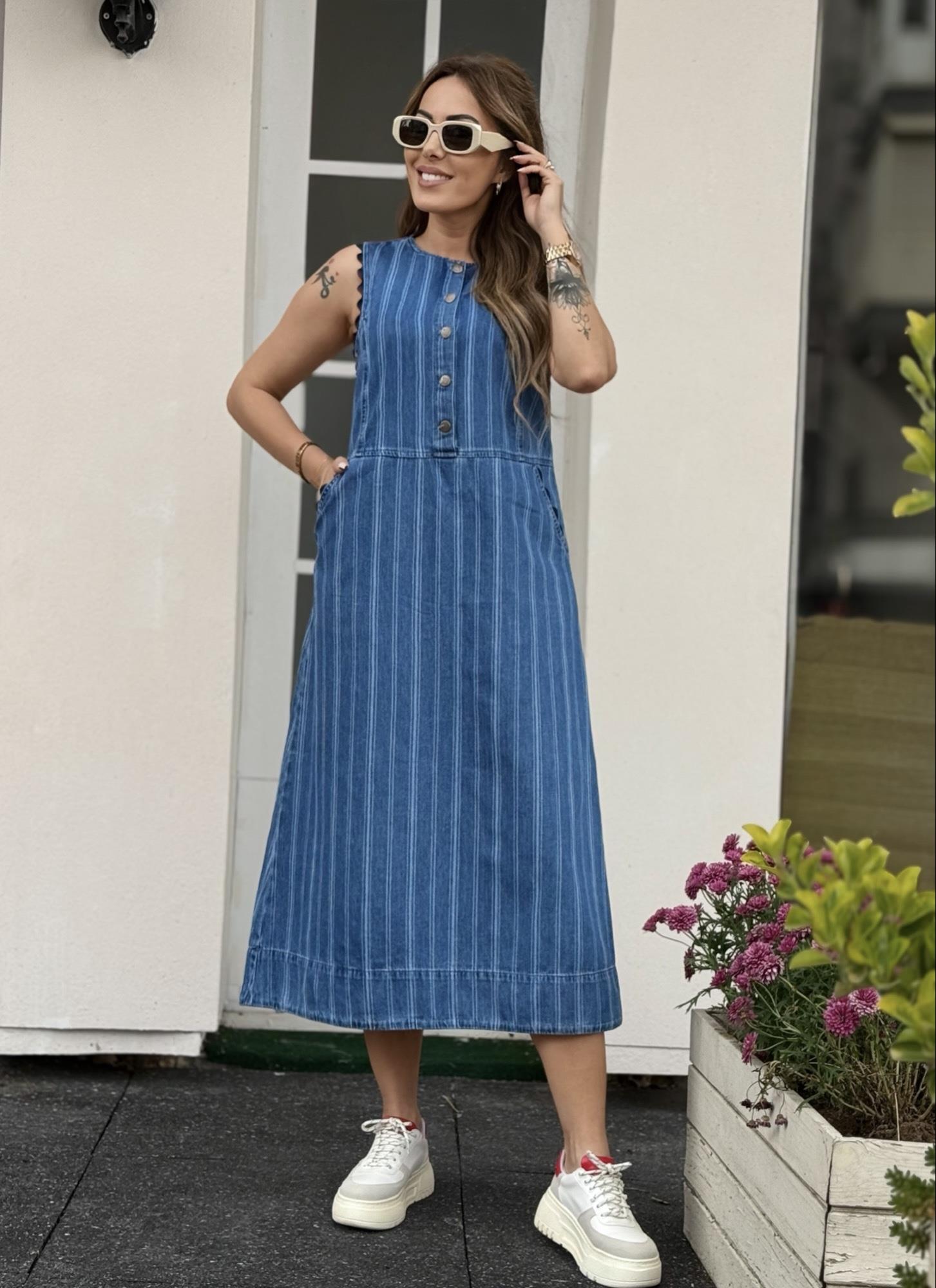 Kolsuz Güpür Detaylı Mavi Çizgili Denim ElbiseYeni Gelenler ModayKolsuz Güpür Detaylı Mavi Çizgili Denim Elbise