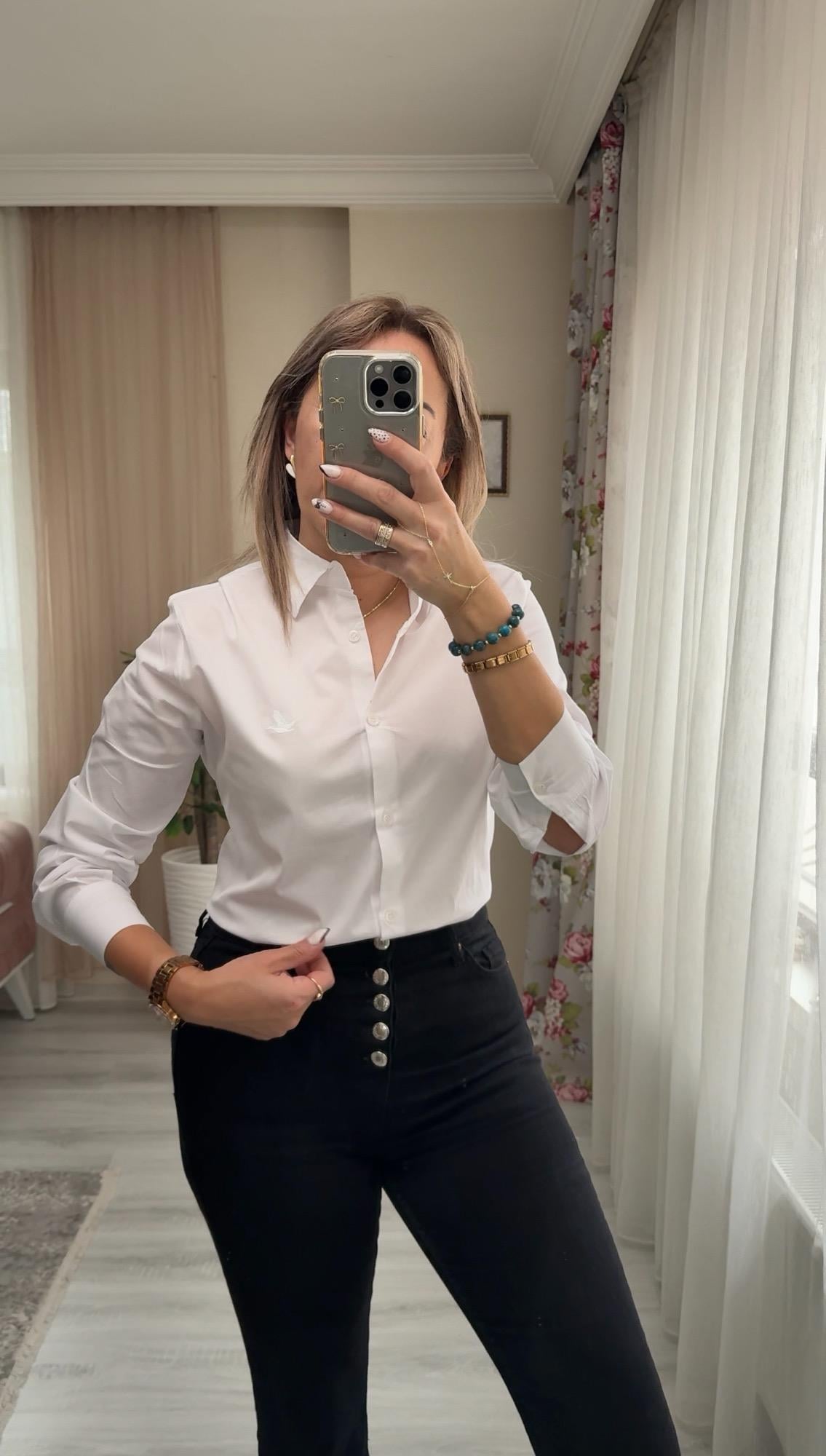 Likralı Nakışlı Beyaz GömlekYeni Gelenler ModayLikralı Nakışlı Beyaz Gömlek