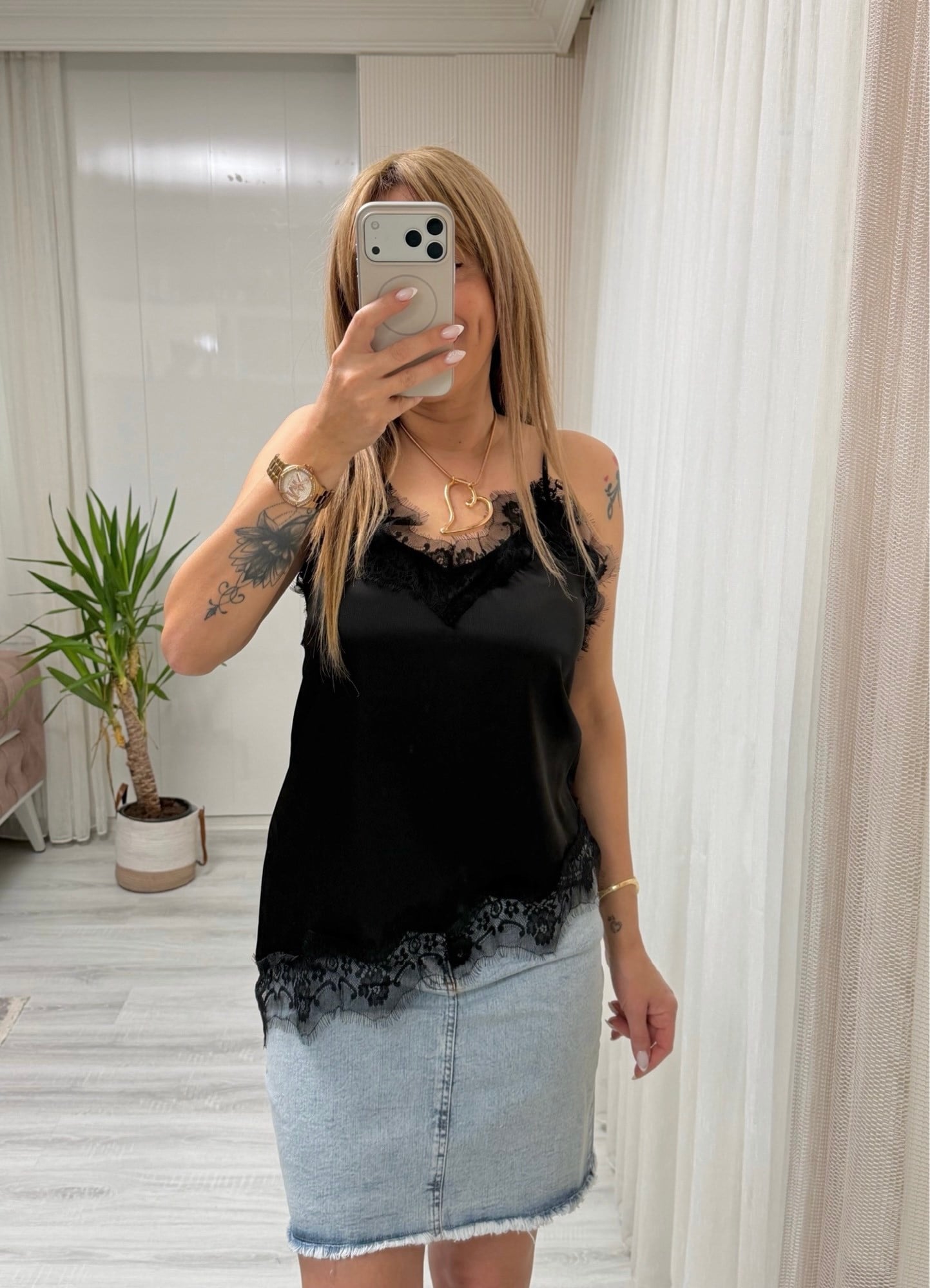 MODAYBUTİKVelvet Touch Asimetrik Dantel Detaylı Siyah Saten Bluz