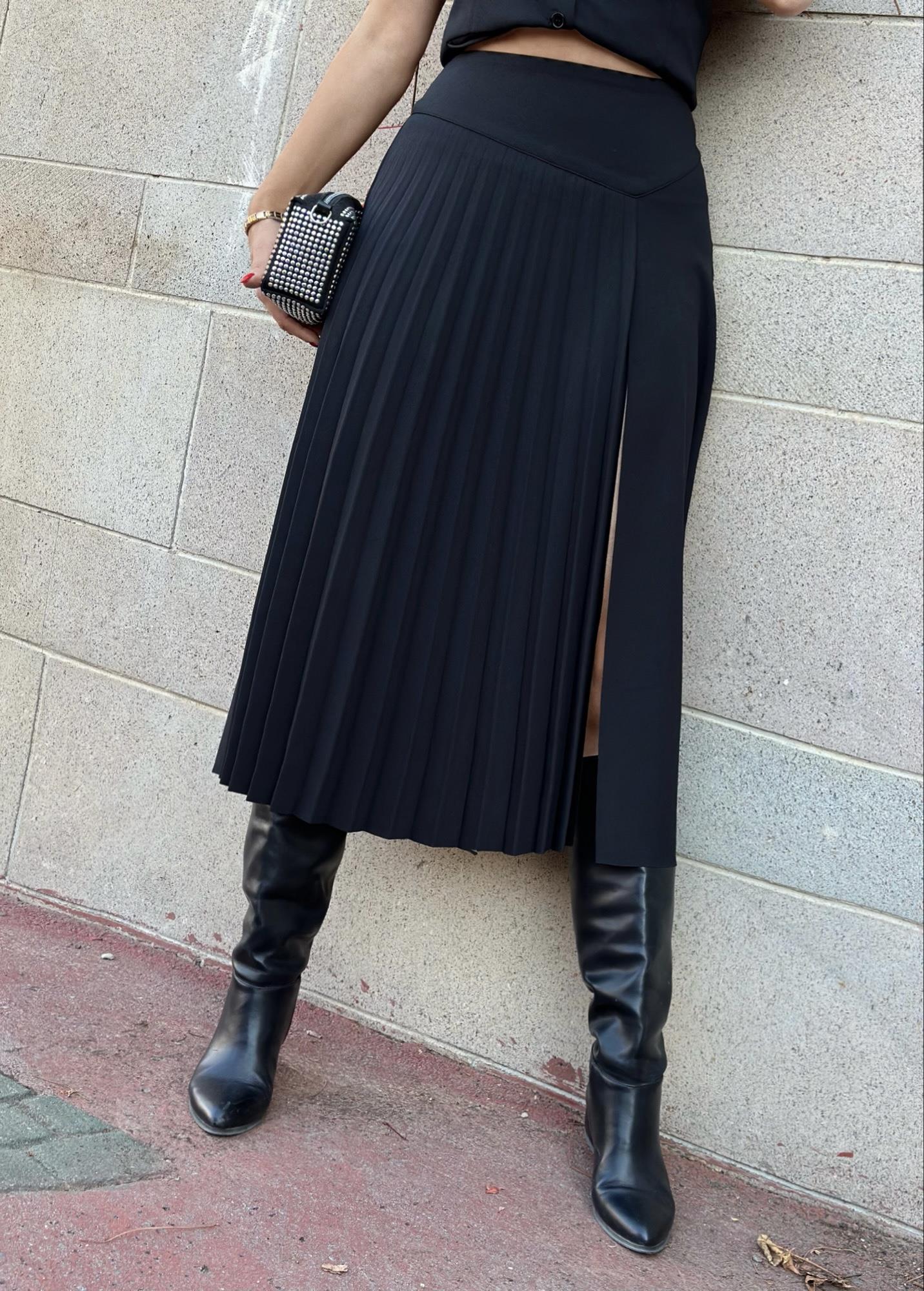 Pliseli Tasarım Siyah Şort EtekYeni Gelenler ModayPliseli Tasarım Siyah Şort Etek