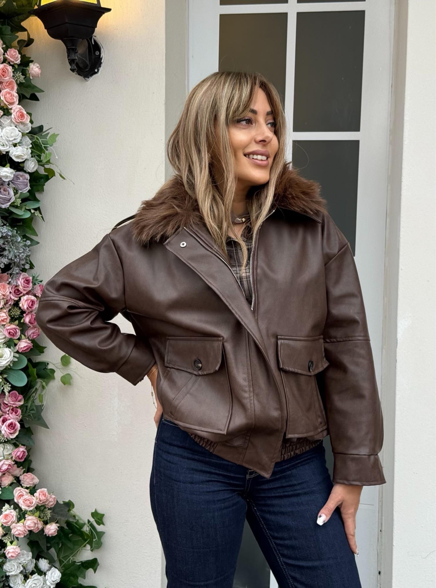 Premium Yakası Kürk Detaylı Acı Kahve Deri MontYeni Gelenler ModayPremium Yakası Kürk Detaylı Acı Kahve Deri Mont