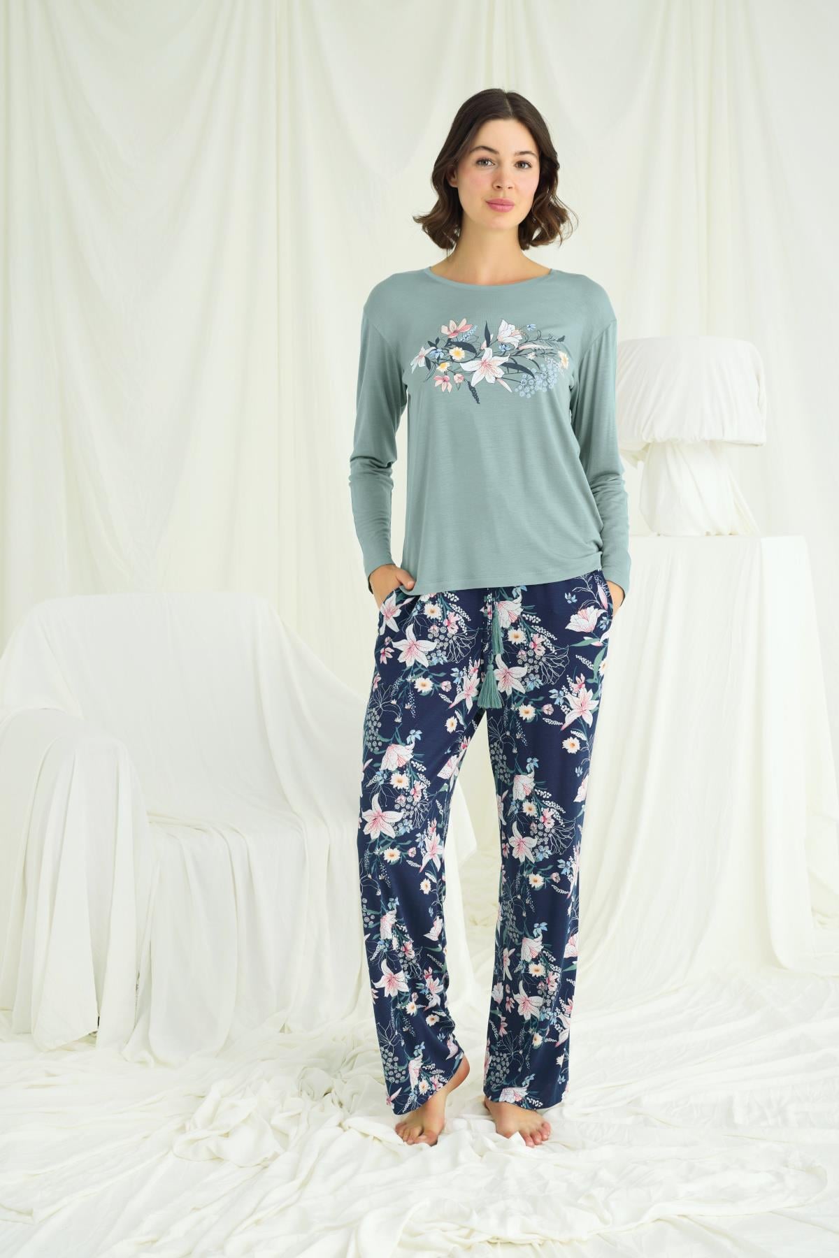 Çiçek ve Yaprak Desenli Baskılı Pijama Takımı