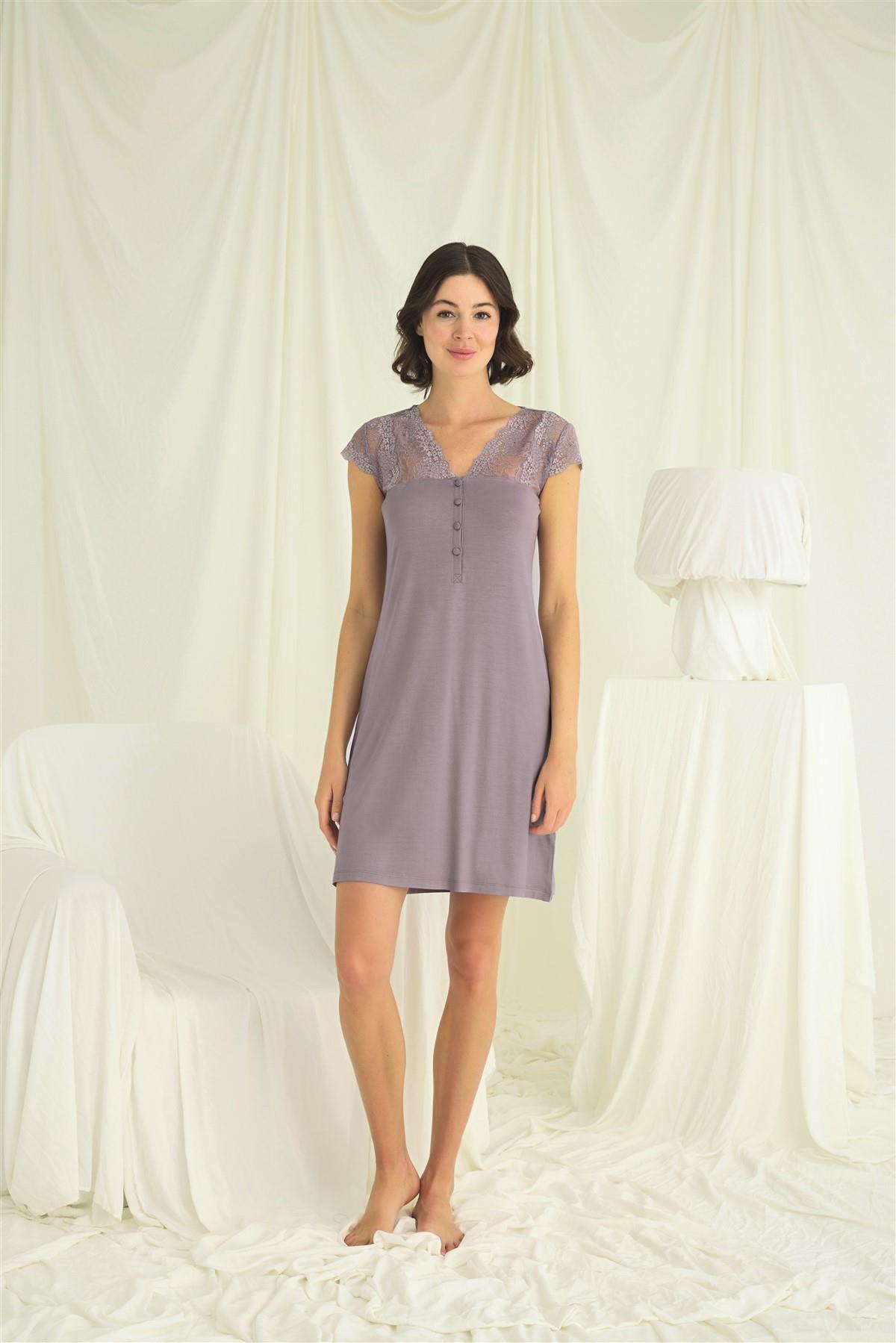 Kolu Omzu ve Yakası Dantelli Önü Düğmeli Gecelik