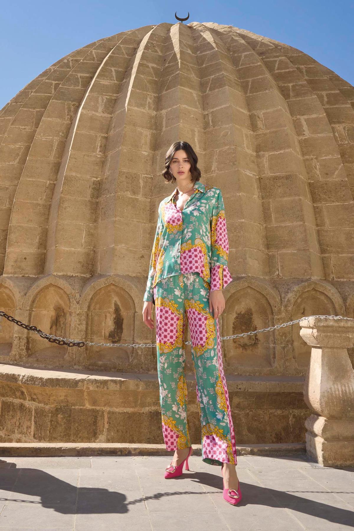 Çiçek ve Yaprak Desenli Saten Pijama Takımı