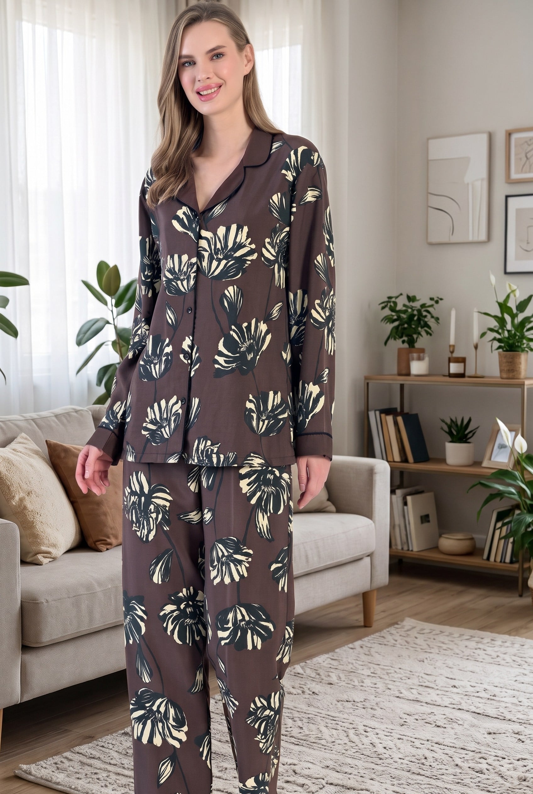 Kahverengi Çiçek Baskılı Yaka Biyeli Düğmeli Uzun Kol Pijama Takımı