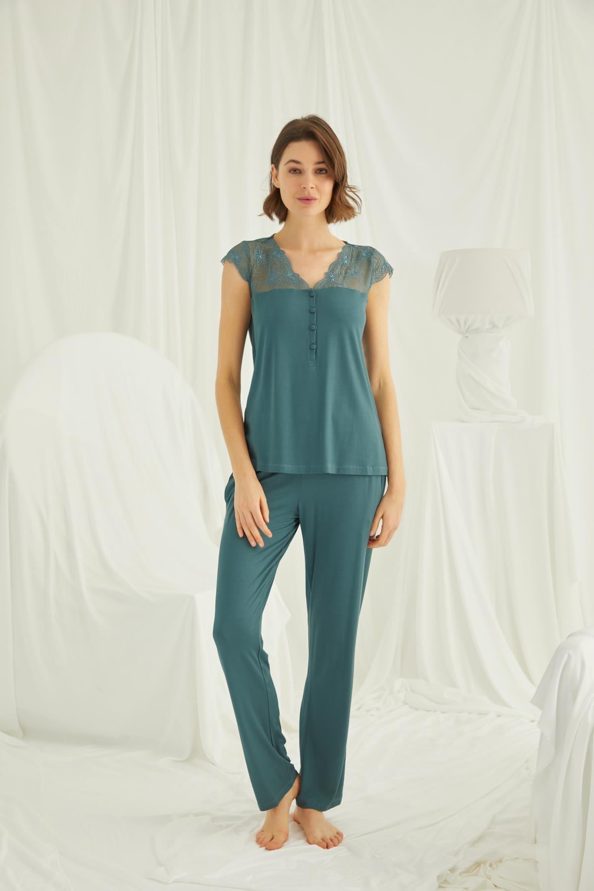 Yakası Kolu ve Omzu Dantelli Önü Düğmeli Pijama Takımı