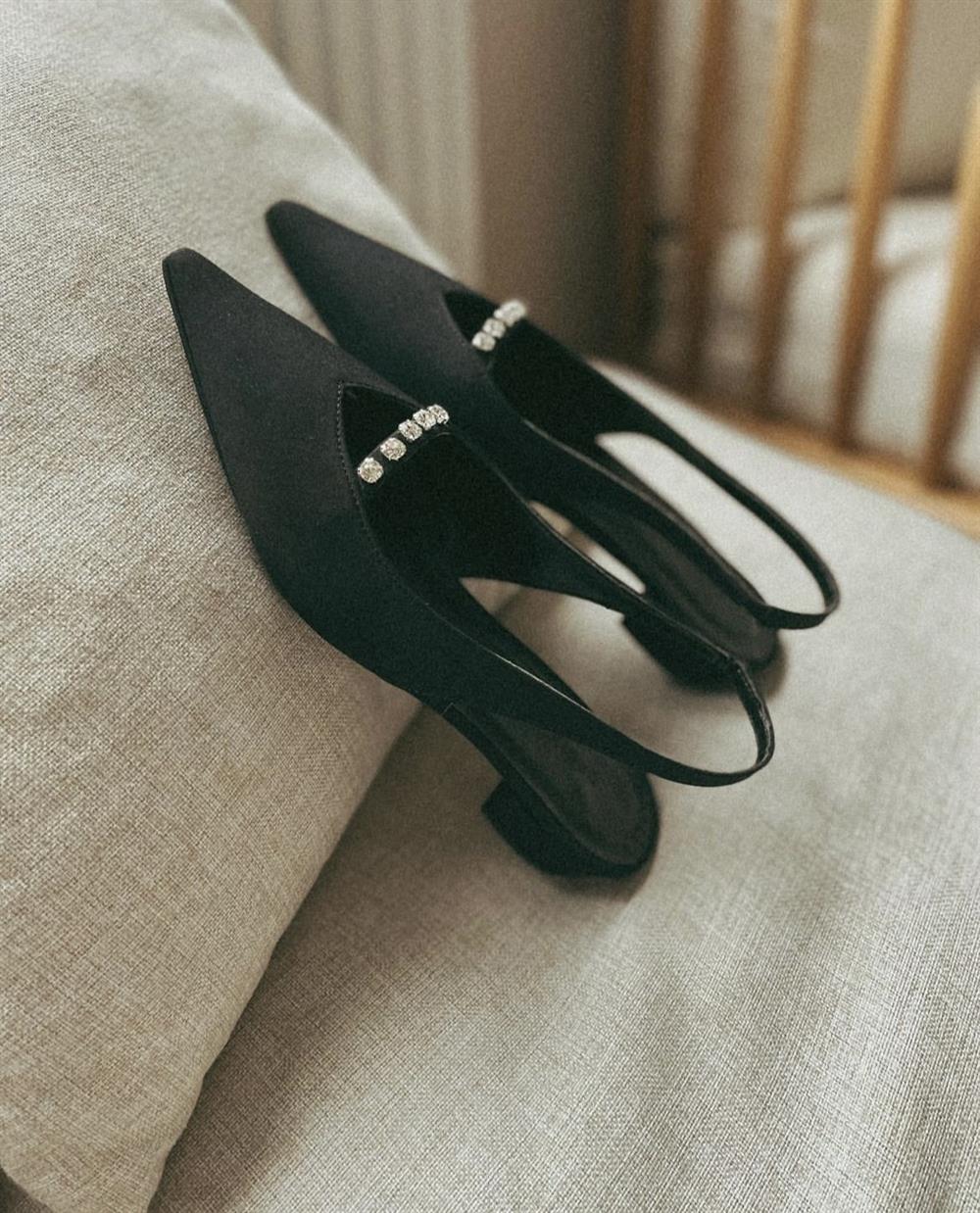 SİYAH TAŞLI ZARA SANDALET