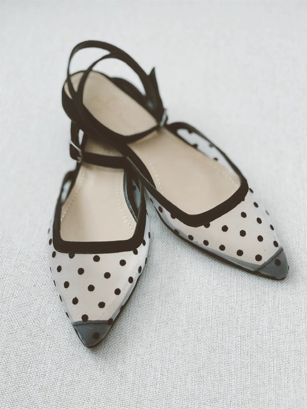 BEYAZ PUANTİYELİ SANDALET