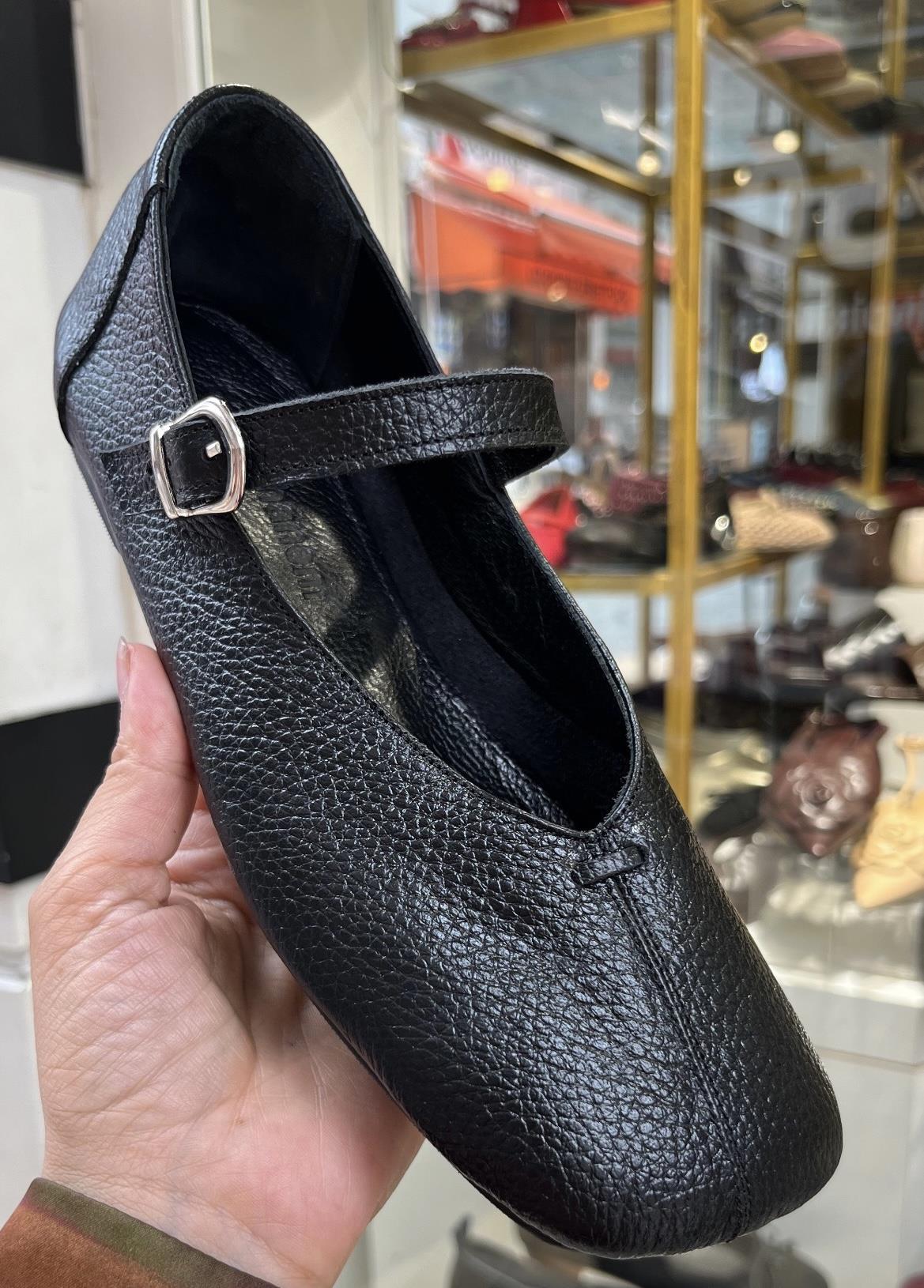 SİYAH KARE BANTLI DERİ BABET