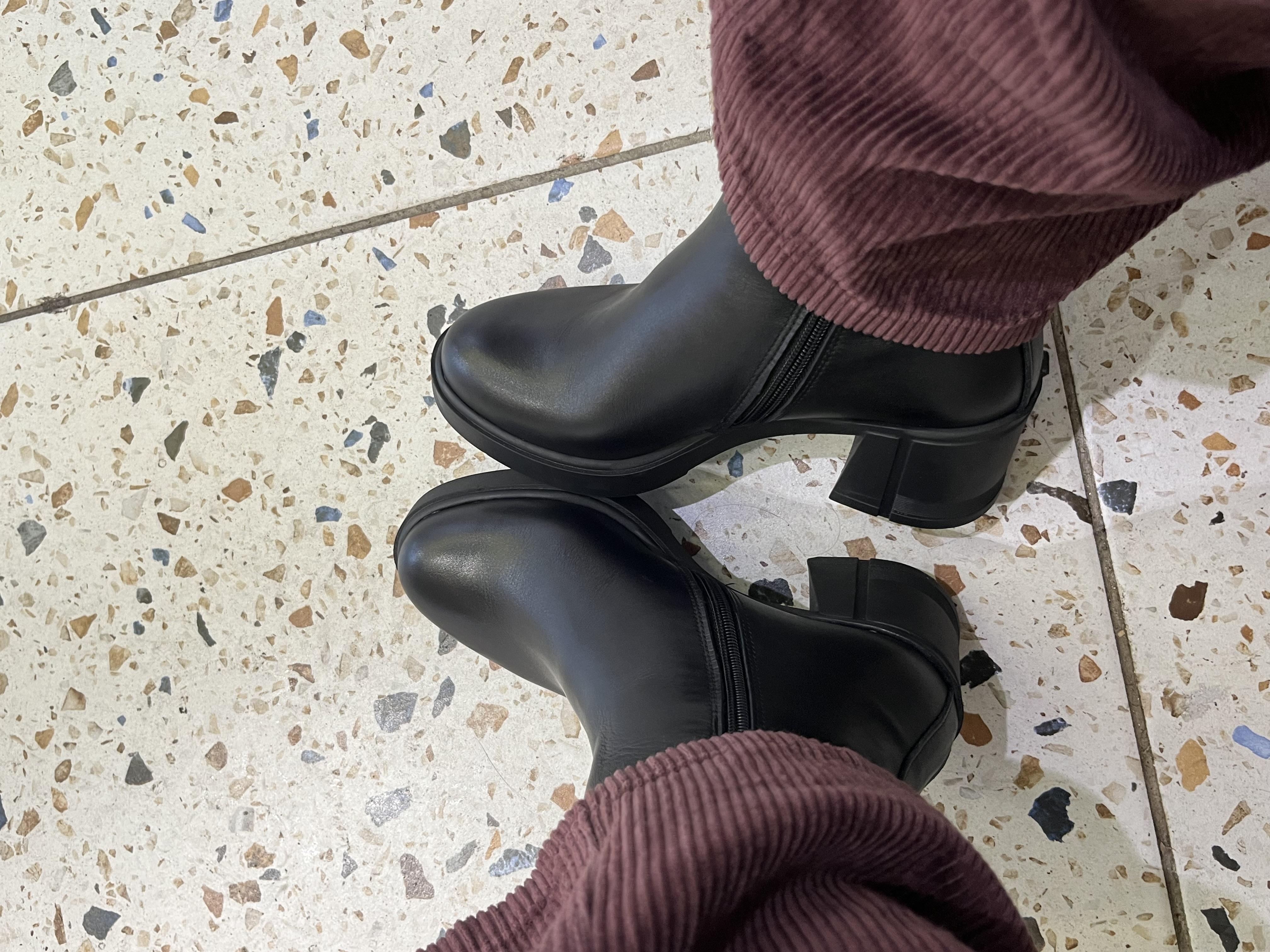 SİYAH YUVARLAK BURUNLU KALIN TOPUKLU BOT