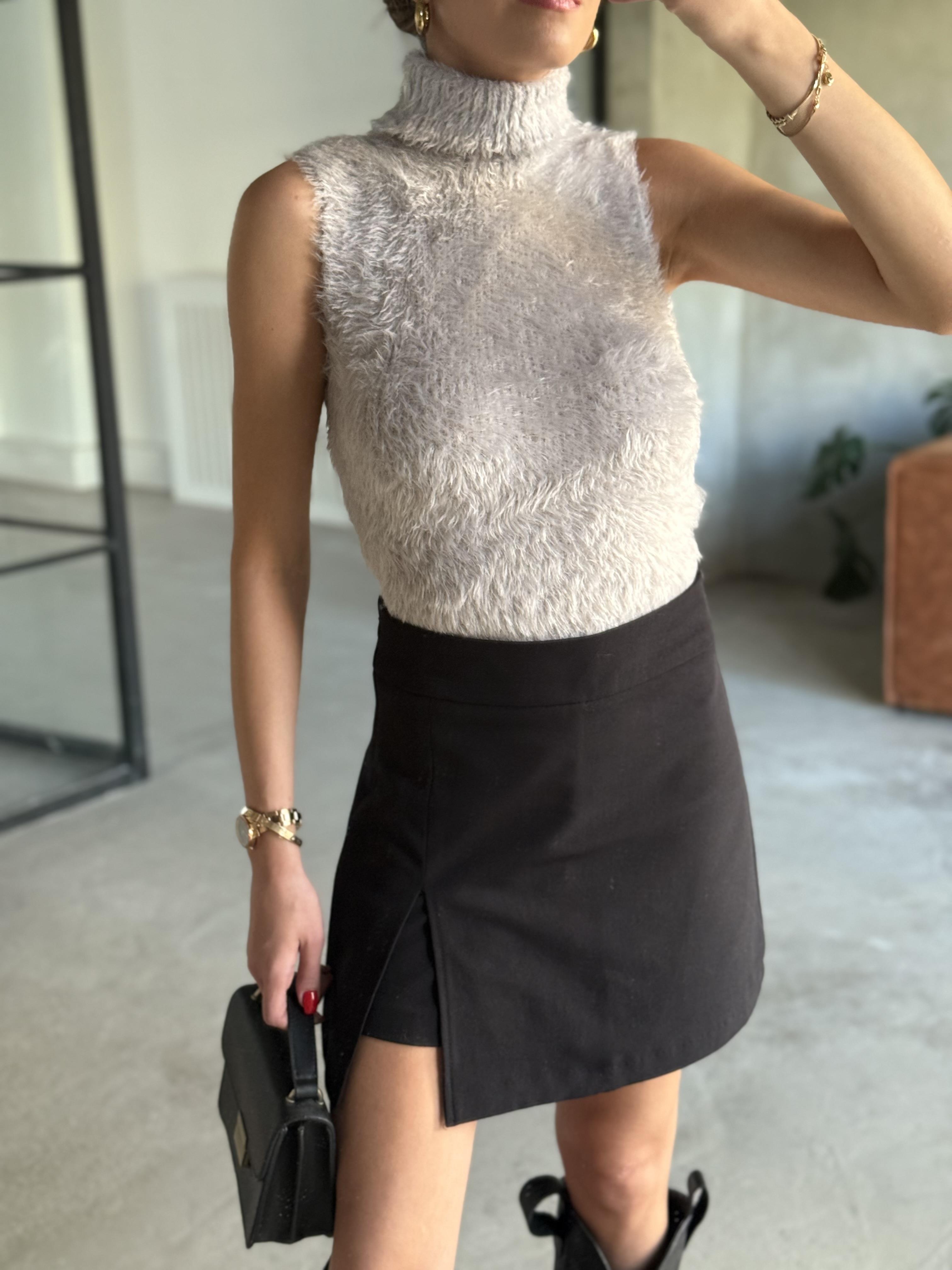 Gri Boğazlı Kolsuz Peluş Bluz