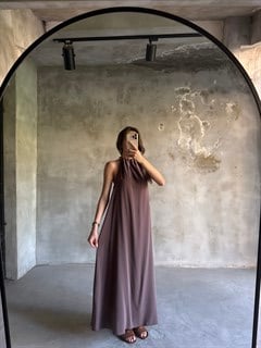 Halter Yaka Gold Kolye Detay Maxi Tensel Elbise - Kahverengi