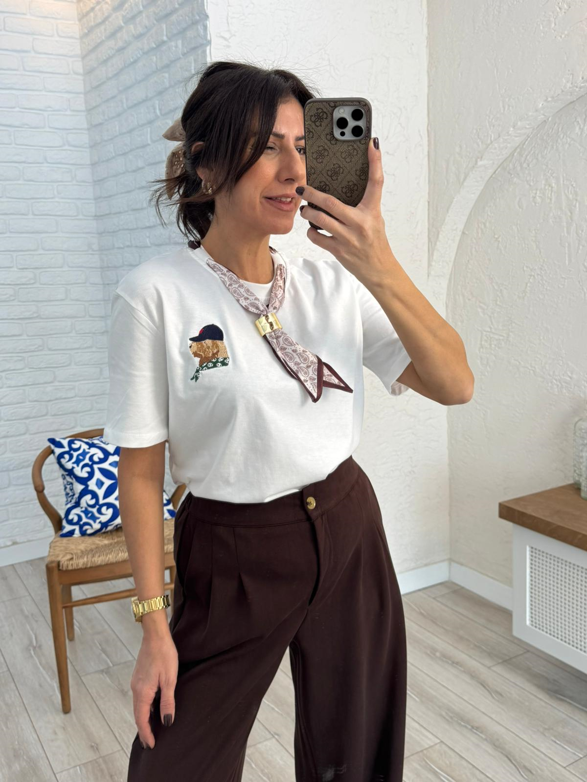 Bisiklet Yaka Fular detaylı Köpek  Nakışlı kısa kol Tshirt Ekru