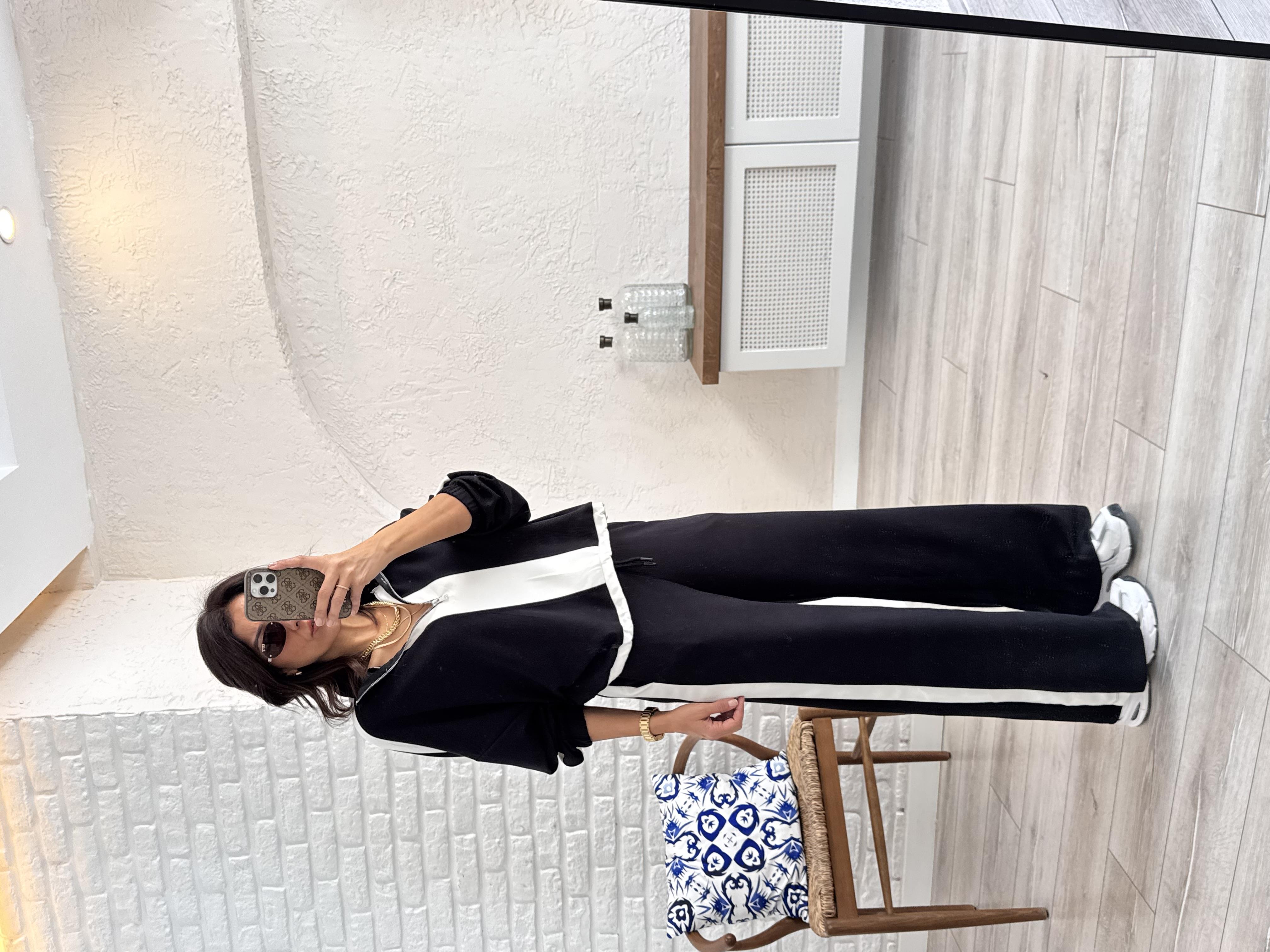 Siyah Şerit Detaylı Takım