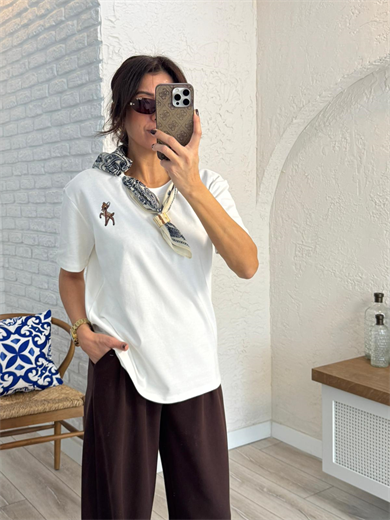 Bisiklet Yaka Fular Detaylı Geyik Nakışlı kısa kol Tshirt Ekru