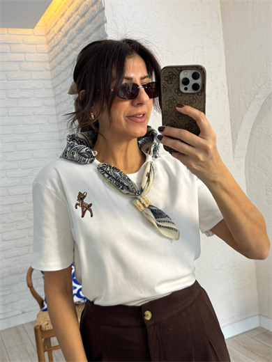 Bisiklet Yaka Fular Detaylı Geyik Nakışlı kısa kol Tshirt Ekru