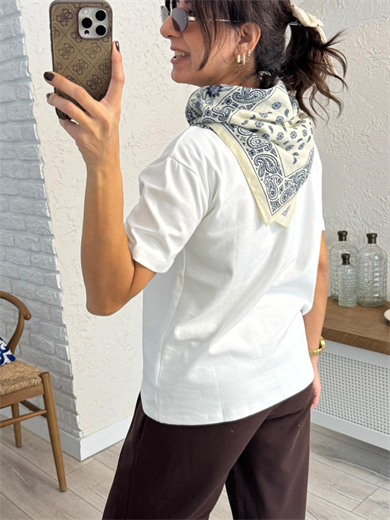 Bisiklet Yaka Fular Detaylı Geyik Nakışlı kısa kol Tshirt Ekru