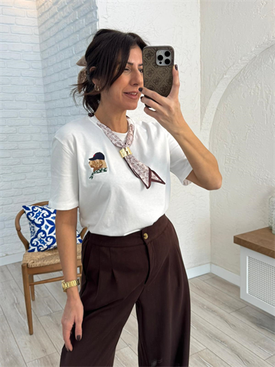 Bisiklet Yaka Fular detaylı Köpek  Nakışlı kısa kol Tshirt Ekru