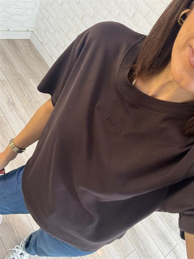 Bisiklet Yaka Ön Yazı Nakışlı Pamuklu Tişört Kahve