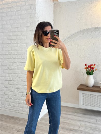 Bisiklet Yaka Ön Yazı Nakışlı Pamuklu Tişört Sarı 