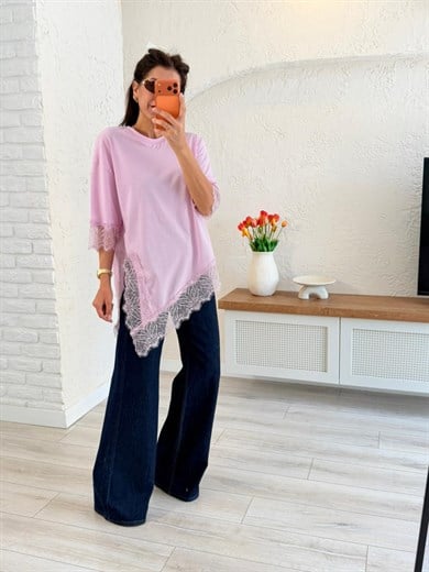 Bisiklet Yaka Yırtmaçlı Asimetrik Dantel Detaylı Tişört Pembe 