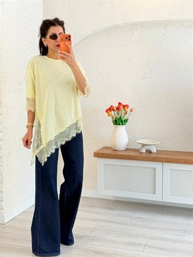 Bisiklet Yaka Yırtmaçlı Asimetrik Dantel Detaylı Tişört Sarı