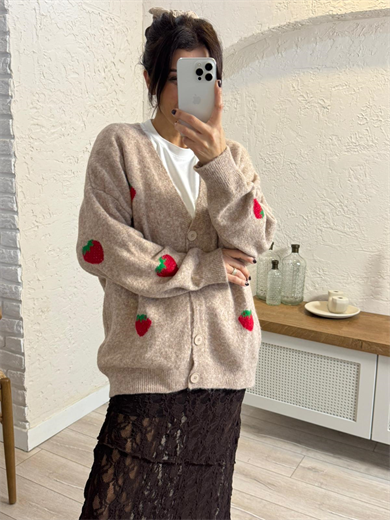 Çilek Detaylı Sütlü Kahve Hırka