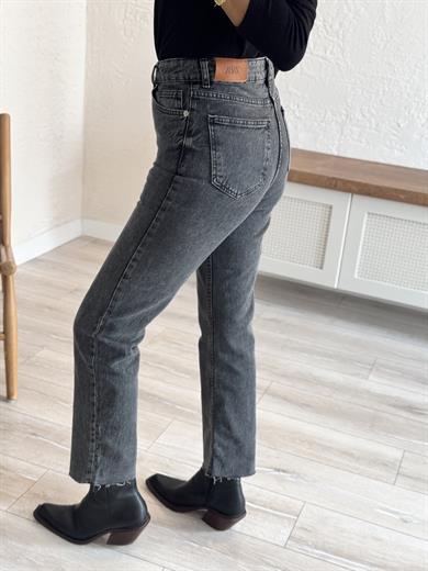 Kesik Paça Eskitme Gri Boyfit jean